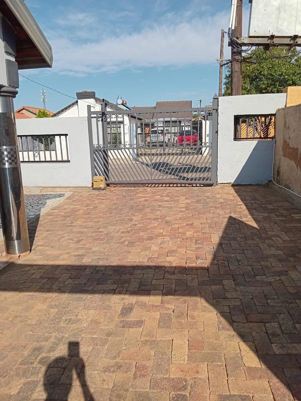 5 Bedroom Property for Sale in Lotus Gardens Gauteng