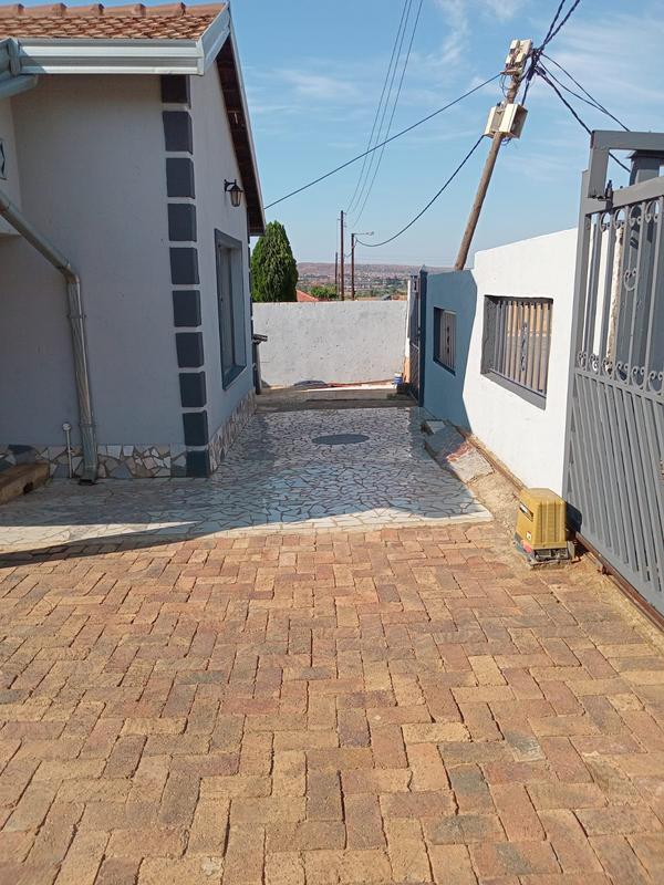 5 Bedroom Property for Sale in Lotus Gardens Gauteng