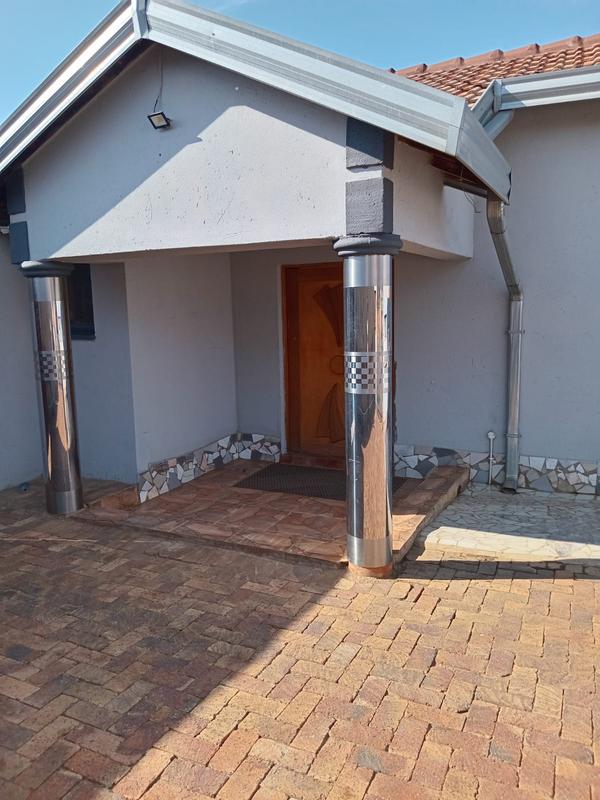 5 Bedroom Property for Sale in Lotus Gardens Gauteng