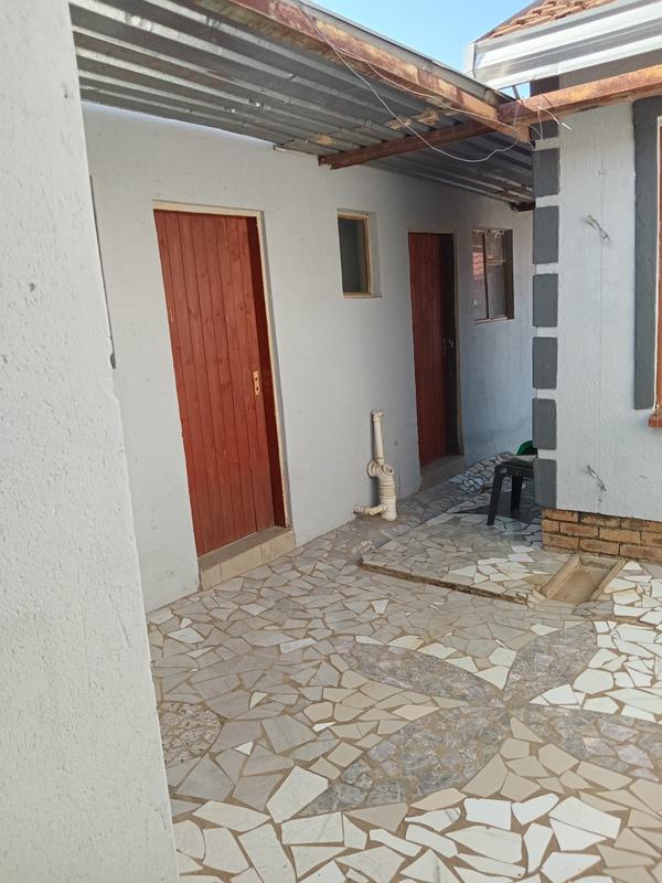 5 Bedroom Property for Sale in Lotus Gardens Gauteng