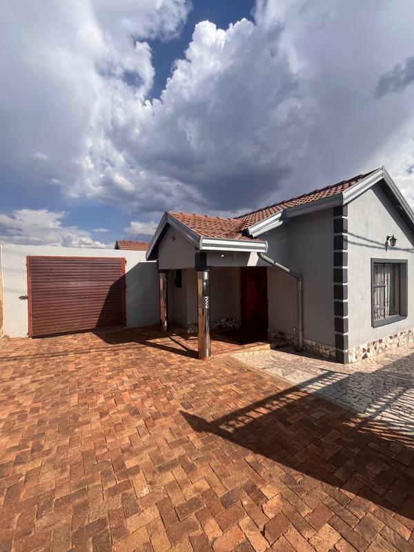 5 Bedroom Property for Sale in Lotus Gardens Gauteng