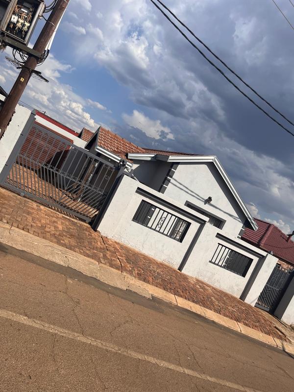 5 Bedroom Property for Sale in Lotus Gardens Gauteng