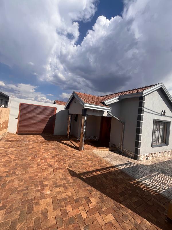 5 Bedroom Property for Sale in Lotus Gardens Gauteng