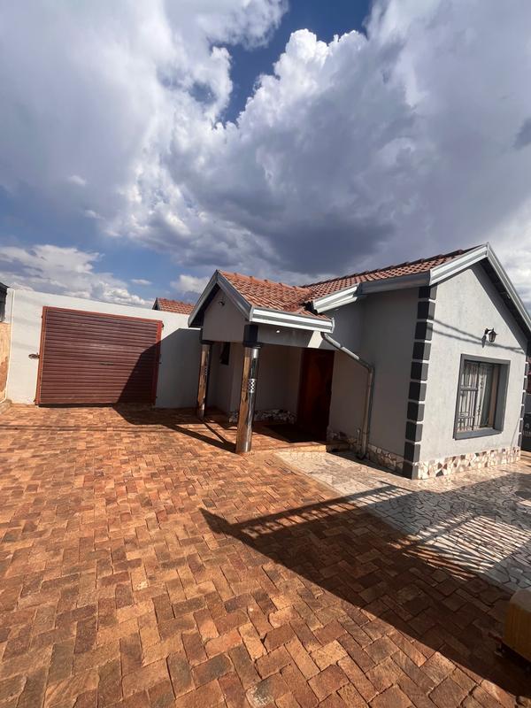 5 Bedroom Property for Sale in Lotus Gardens Gauteng