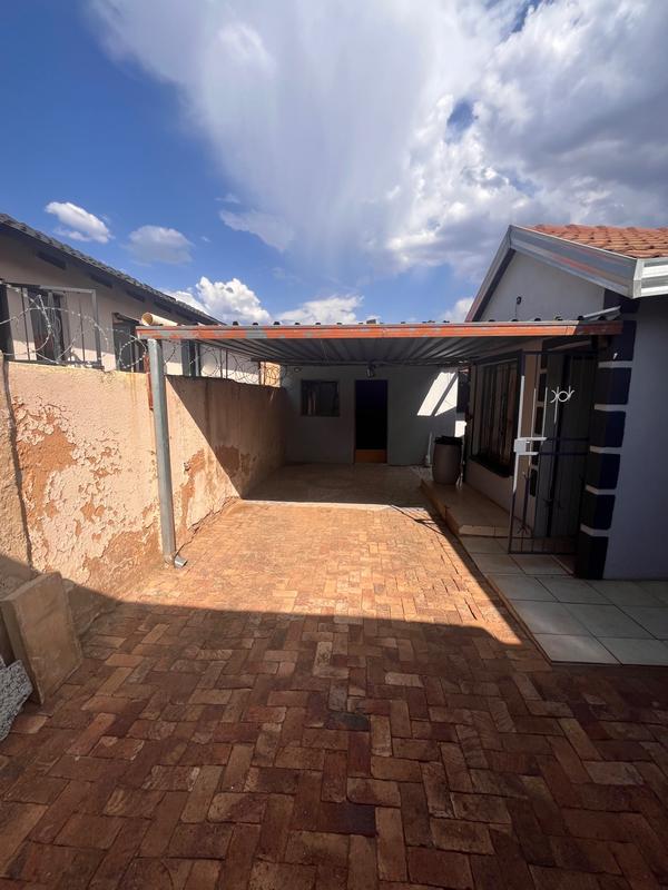 5 Bedroom Property for Sale in Lotus Gardens Gauteng