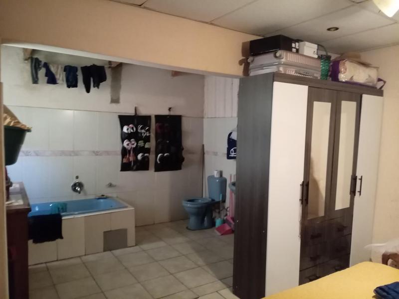 1 Bedroom Property for Sale in Zonkezizwe Gauteng