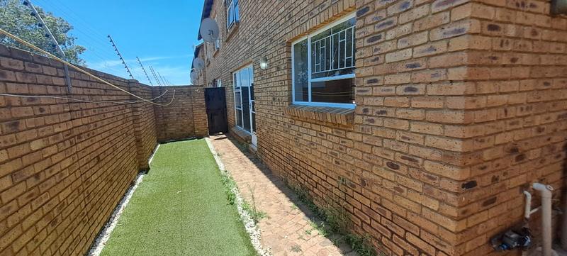 2 Bedroom Property for Sale in Groeneweide Gauteng