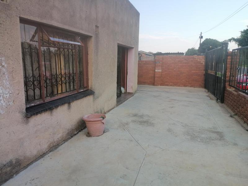 5 Bedroom Property for Sale in Mapetla Gauteng