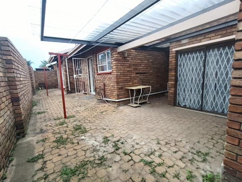 To Let 3 Bedroom Property for Rent in Petersfield Gauteng