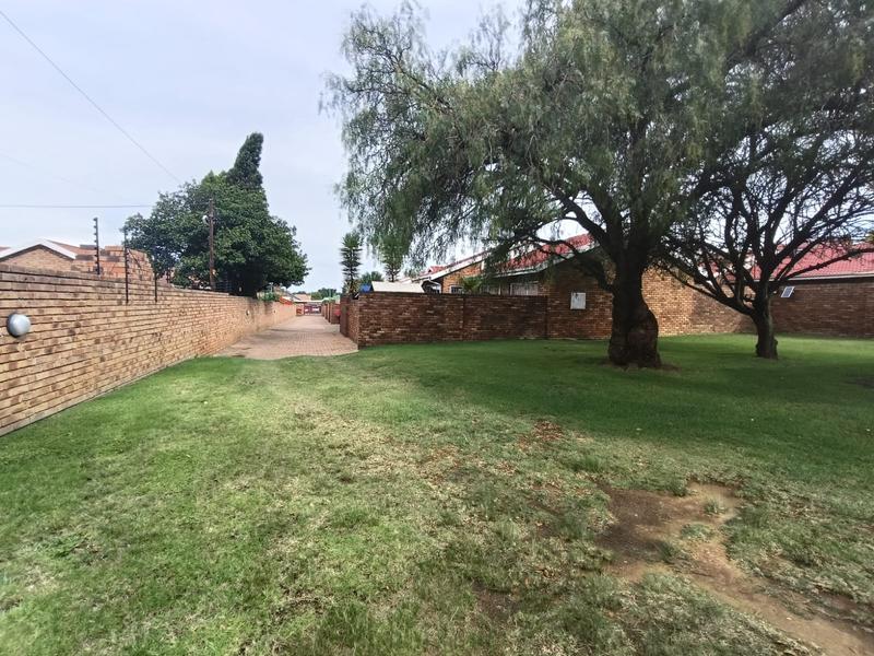 To Let 3 Bedroom Property for Rent in Petersfield Gauteng