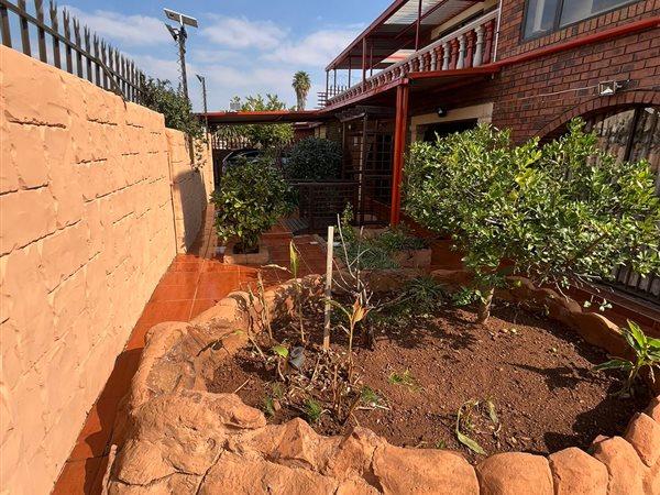 6 Bedroom Property for Sale in Lenasia South Gauteng