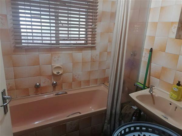 4 Bedroom Property for Sale in Zakariyya Park Gauteng