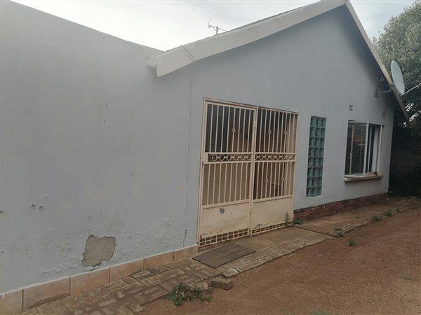 4 Bedroom Property for Sale in Zakariyya Park Gauteng