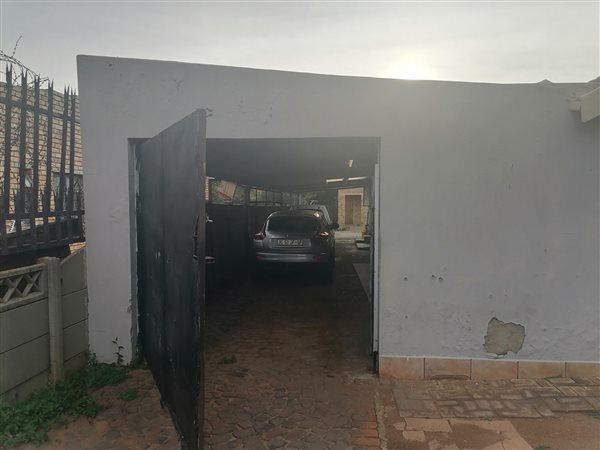 4 Bedroom Property for Sale in Zakariyya Park Gauteng