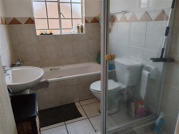 2 Bedroom Property for Sale in Rooihuiskraal North Gauteng