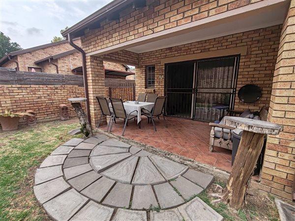 2 Bedroom Property for Sale in Rooihuiskraal North Gauteng