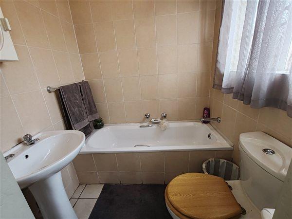 2 Bedroom Property for Sale in Rooihuiskraal North Gauteng