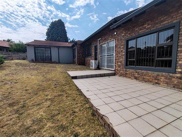 5 Bedroom Property for Sale in The Reeds Gauteng