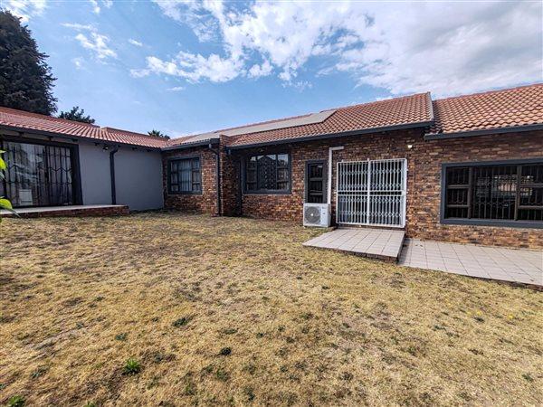 5 Bedroom Property for Sale in The Reeds Gauteng