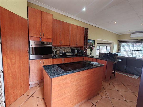 5 Bedroom Property for Sale in The Reeds Gauteng