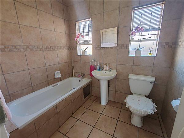 3 Bedroom Property for Sale in Amberfield Crest Estate Gauteng