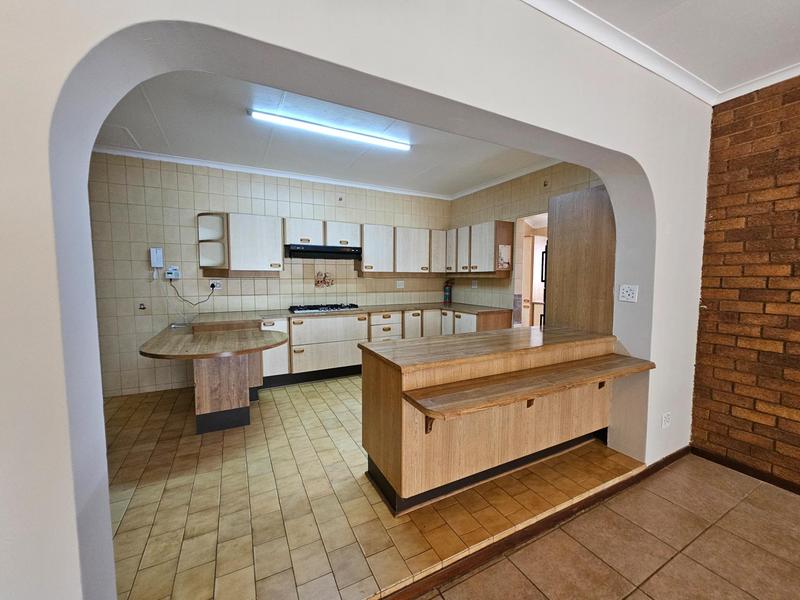 To Let 5 Bedroom Property for Rent in Constantia Kloof Gauteng