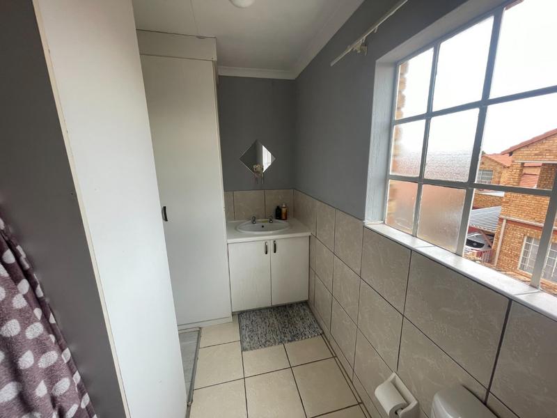 To Let 3 Bedroom Property for Rent in Groblerpark Gauteng