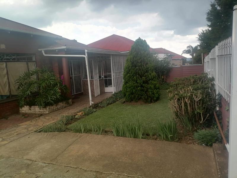 To Let 4 Bedroom Property for Rent in Rosettenville Gauteng