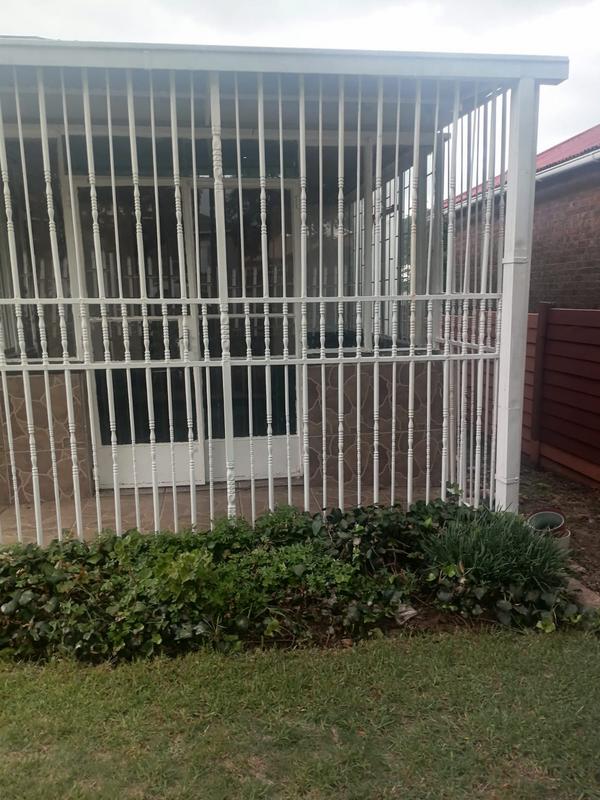 To Let 4 Bedroom Property for Rent in Rosettenville Gauteng