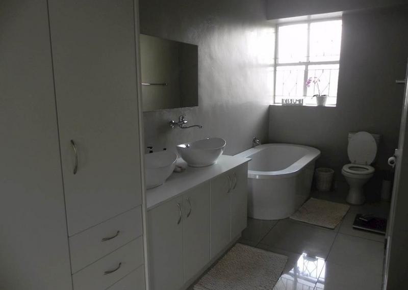 To Let 2 Bedroom Property for Rent in Illovo Gauteng