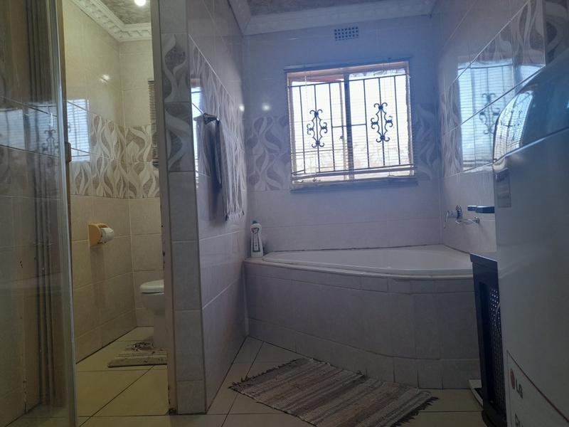 To Let 5 Bedroom Property for Rent in Vosloorus Gauteng