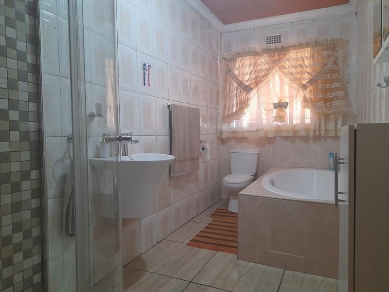 To Let 5 Bedroom Property for Rent in Vosloorus Gauteng