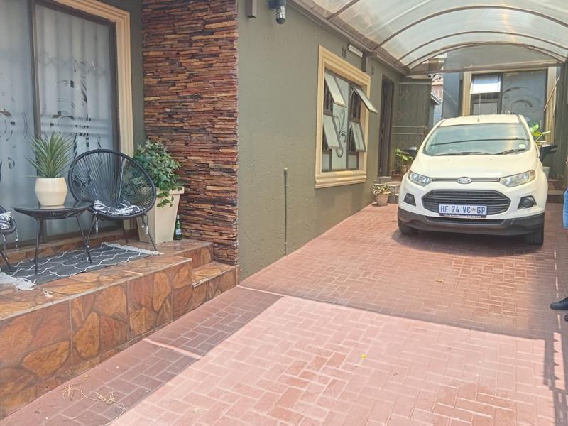 2 Bedroom Property for Sale in Diepkloof Zone 6 Gauteng