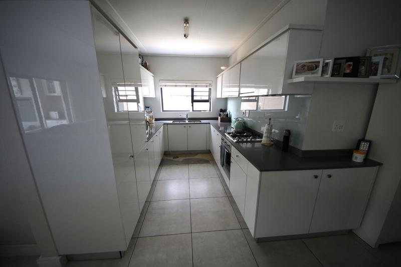 To Let 3 Bedroom Property for Rent in Waterfall Gauteng