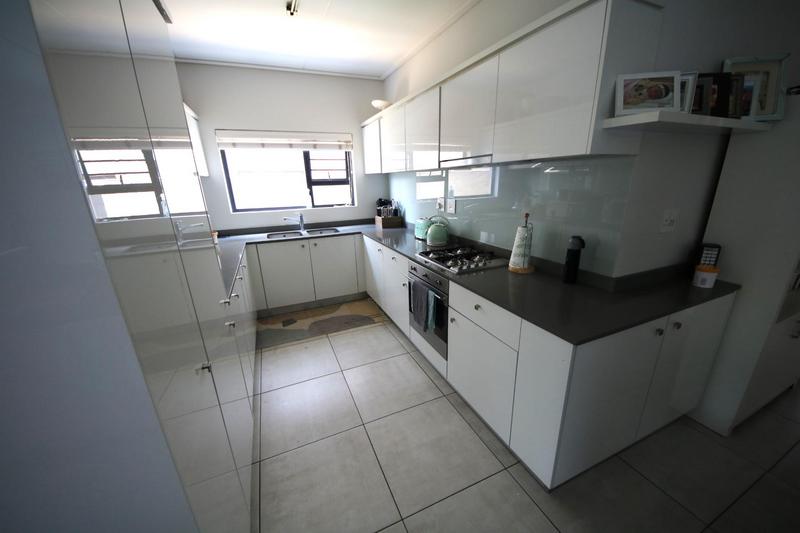 To Let 3 Bedroom Property for Rent in Waterfall Gauteng