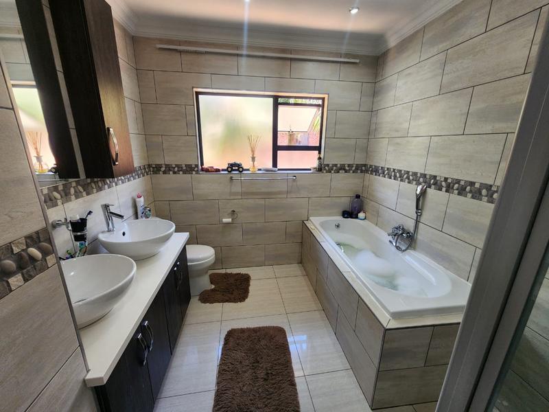 4 Bedroom Property for Sale in Magalieskruin Gauteng