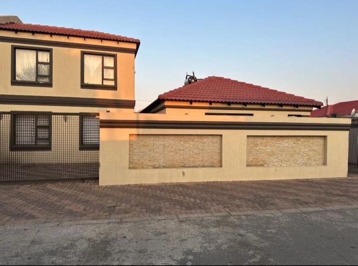 To Let 3 Bedroom Property for Rent in Ormonde View Gauteng