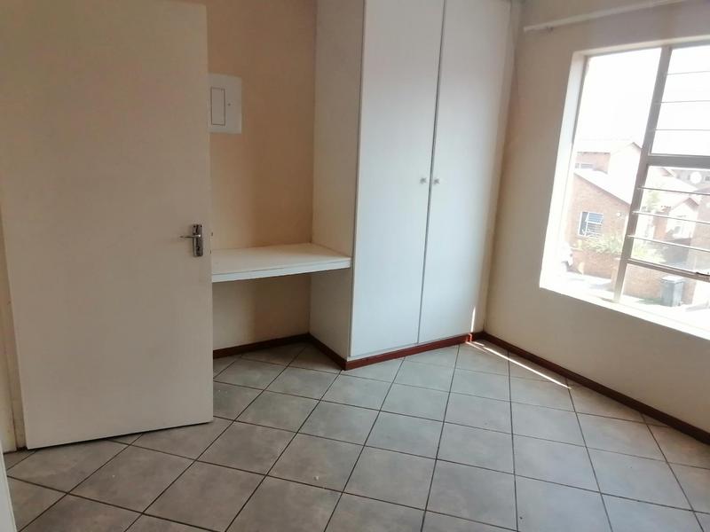 To Let 2 Bedroom Property for Rent in Honeypark Gauteng