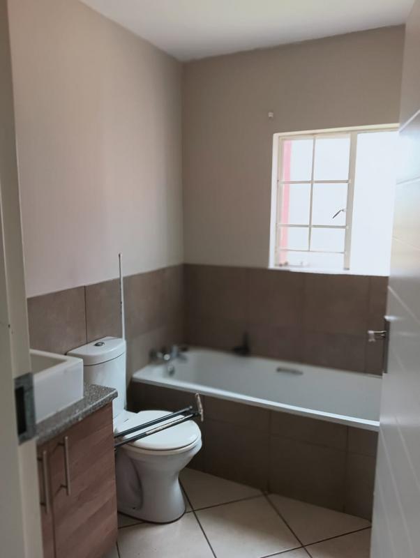 2 Bedroom Property for Sale in Monavoni Gauteng