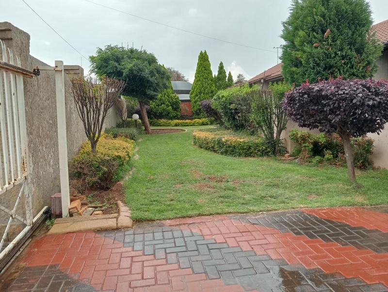 4 Bedroom Property for Sale in Helikonpark Gauteng