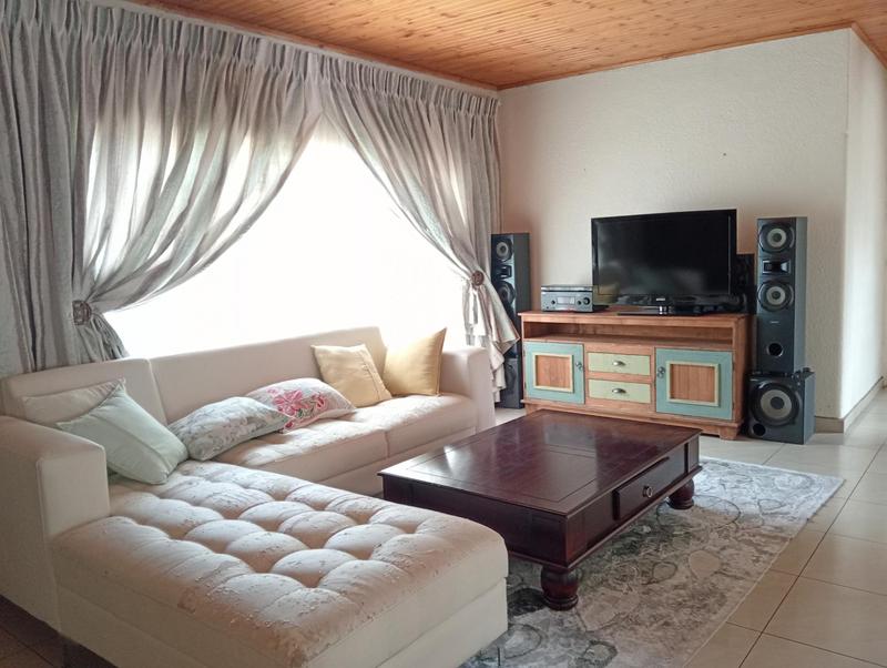 4 Bedroom Property for Sale in Helikonpark Gauteng