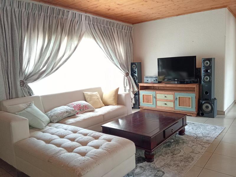 4 Bedroom Property for Sale in Helikonpark Gauteng