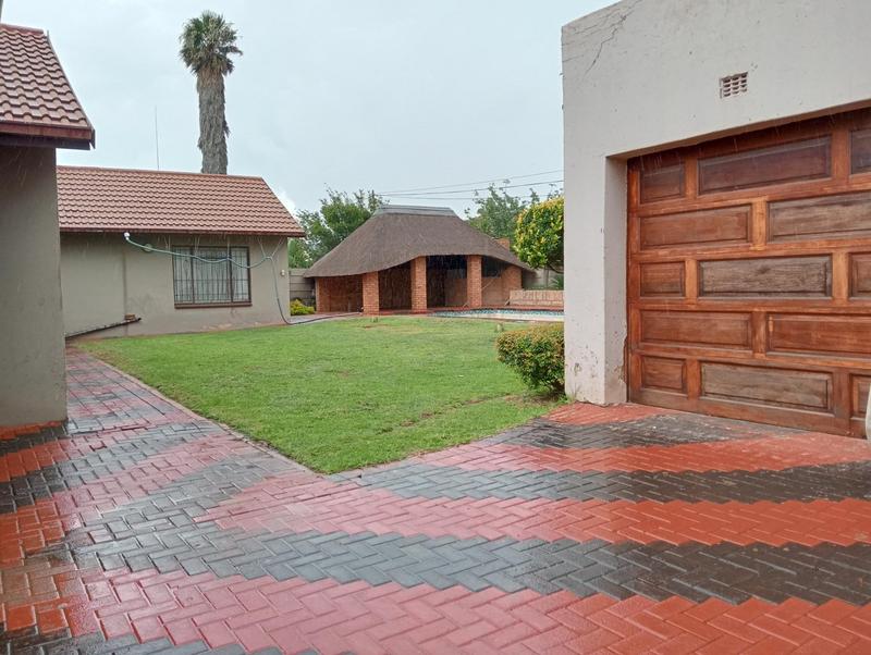 4 Bedroom Property for Sale in Helikonpark Gauteng