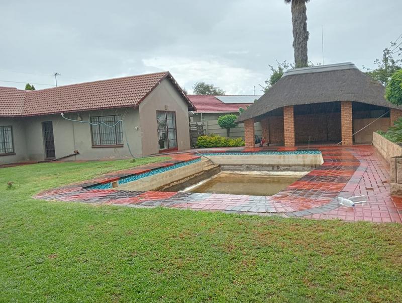 4 Bedroom Property for Sale in Helikonpark Gauteng