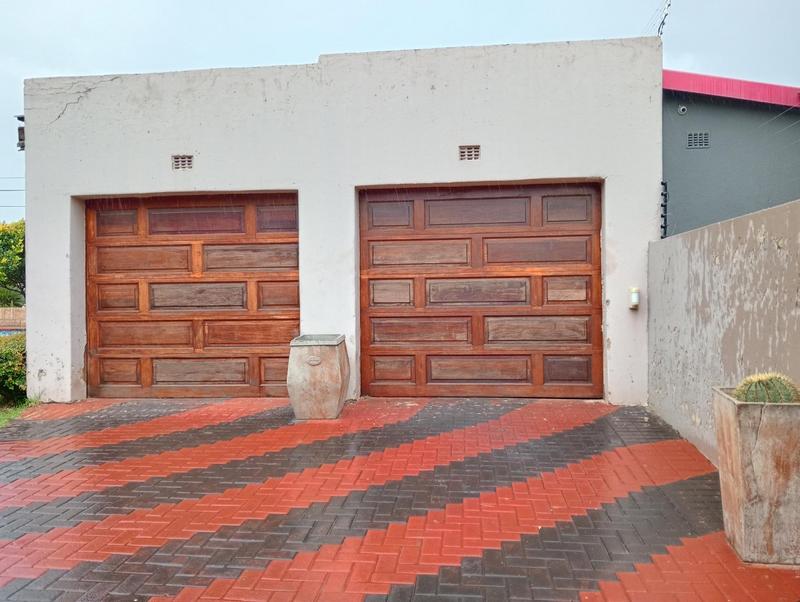 4 Bedroom Property for Sale in Helikonpark Gauteng