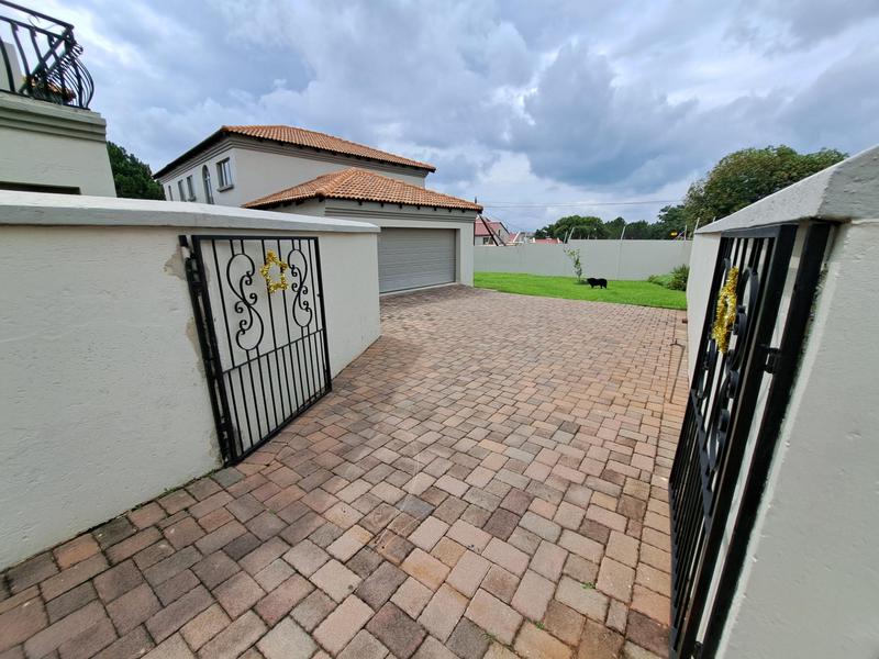 To Let 4 Bedroom Property for Rent in Die Hoewes Gauteng