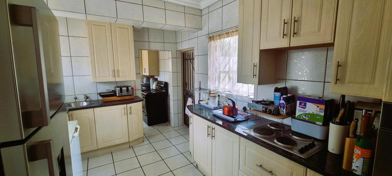 6 Bedroom Property for Sale in Eldoraigne Gauteng