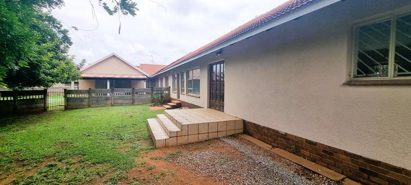 6 Bedroom Property for Sale in Eldoraigne Gauteng