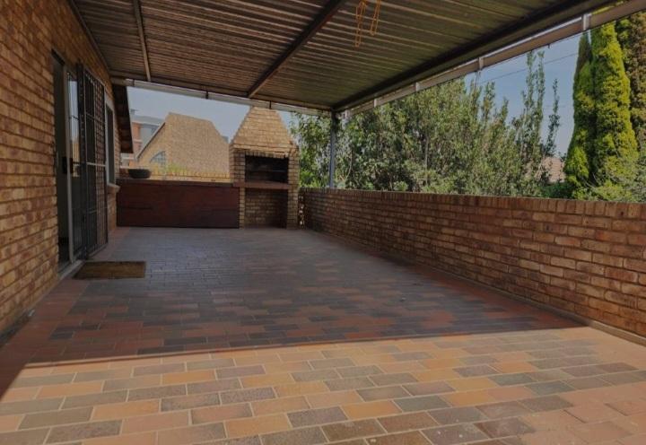 3 Bedroom Property for Sale in Die Hoewes Gauteng