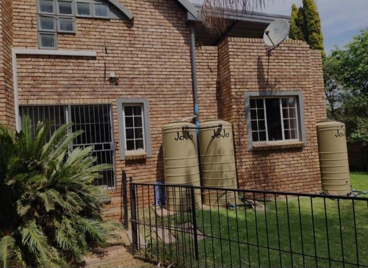 3 Bedroom Property for Sale in Die Hoewes Gauteng